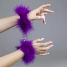 Kajdanki futrzane fioletowe z piórkami – Esposas Marabu Morado