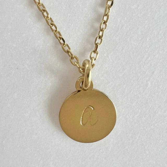 Personalizowany naszyjnik z literką – blaszka 8 mm, splot ankrowy
