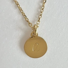 Personalizowany naszyjnik z literką – blaszka 8 mm, splot ankrowy