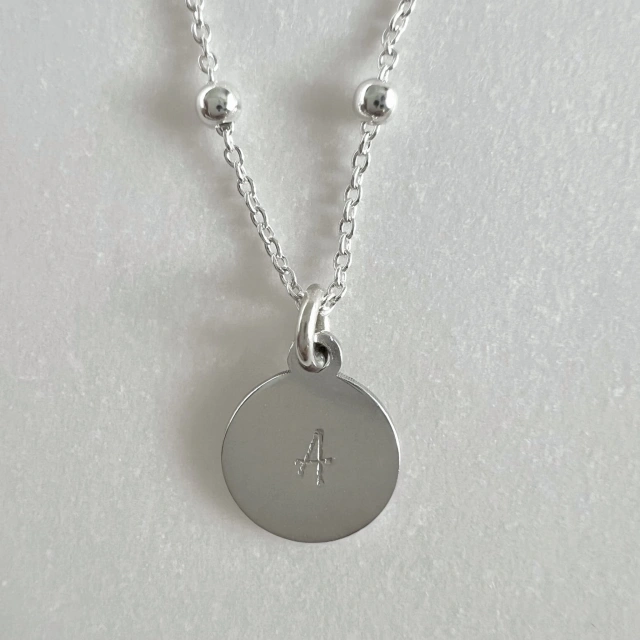 Personalizowany naszyjnik z literką – blaszka 8 mm, splot z kulek