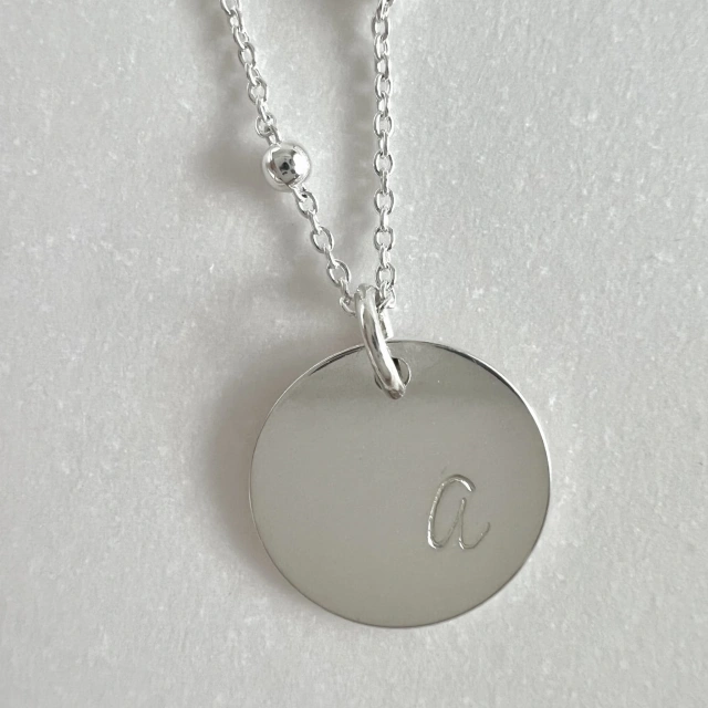 Personalizowany naszyjnik z literką – blaszka 12 mm, splot z kulek