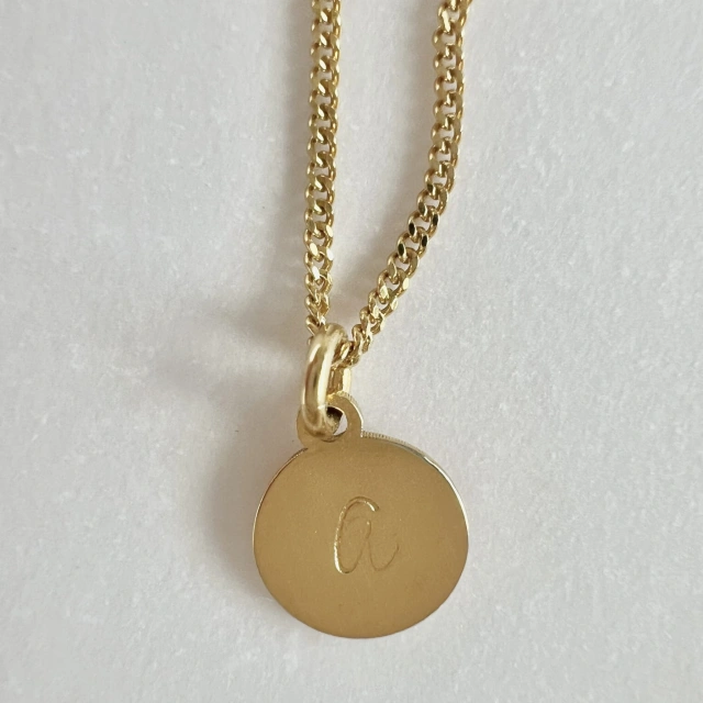 Personalizowany naszyjnik z literką – blaszka 8 mm, splot pancerka