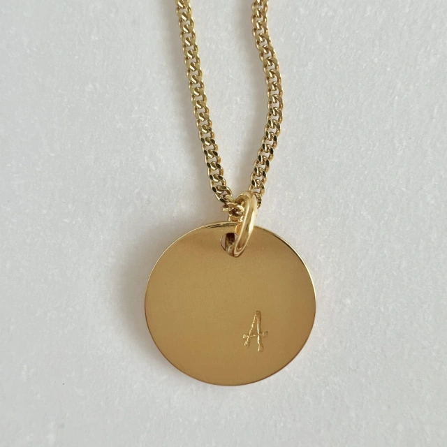 Personalizowany naszyjnik z literką – blaszka12 mm, splot pancerka