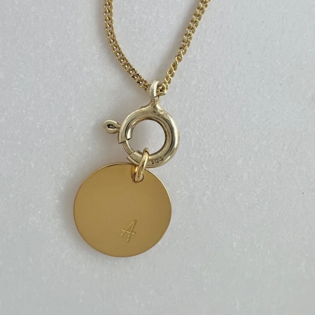 Personalizowany naszyjnik z literką – blaszka 12 mm z zapięciem