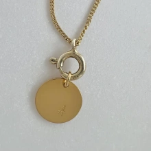Personalizowany naszyjnik z literką – blaszka 12 mm z zapięciem