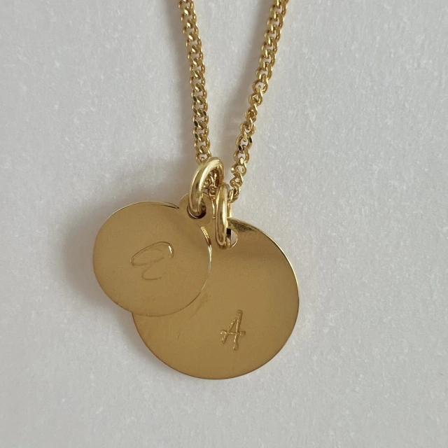 Personalizowany naszyjnik z literkami –dwie blaszki 8 mm i 12 mm