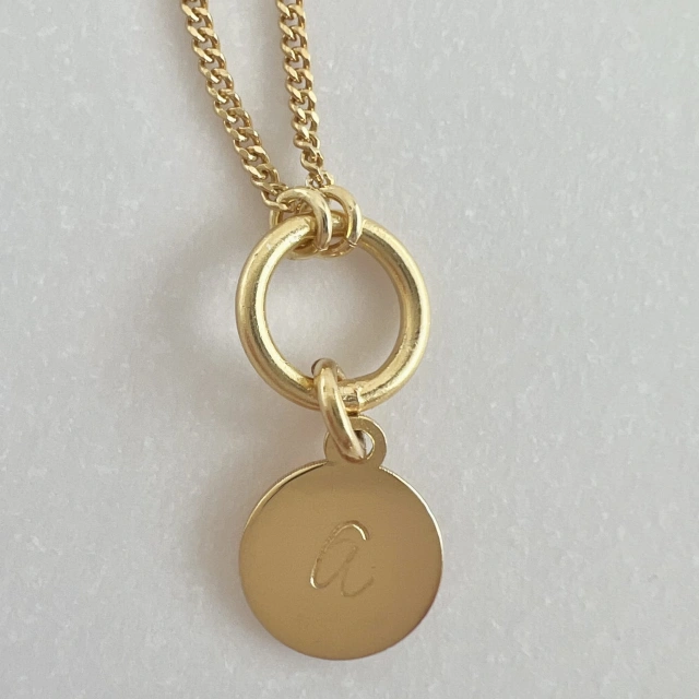 Personalizowany naszyjnik z literką – blaszka 8 mm koło