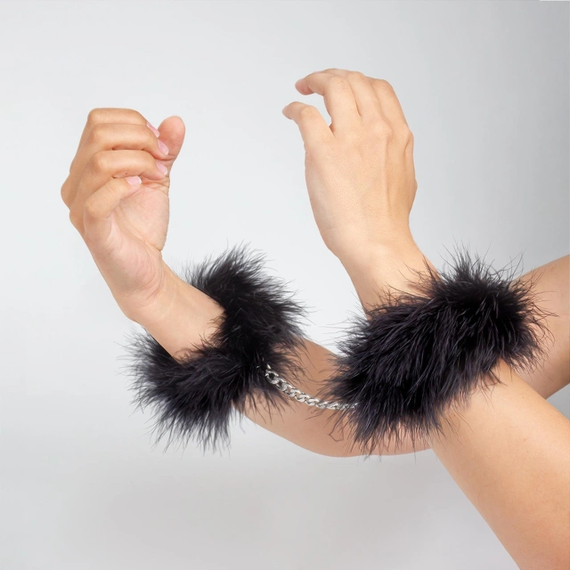 Kajdanki z piórami marabou – Black Marabou Handcuffs